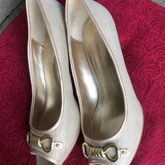 New Gold and Silver Pumps - Anne Klein - size 9M - Picture 3 of 5